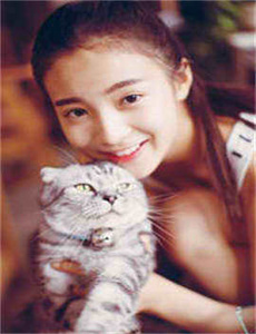 美女撒尿
